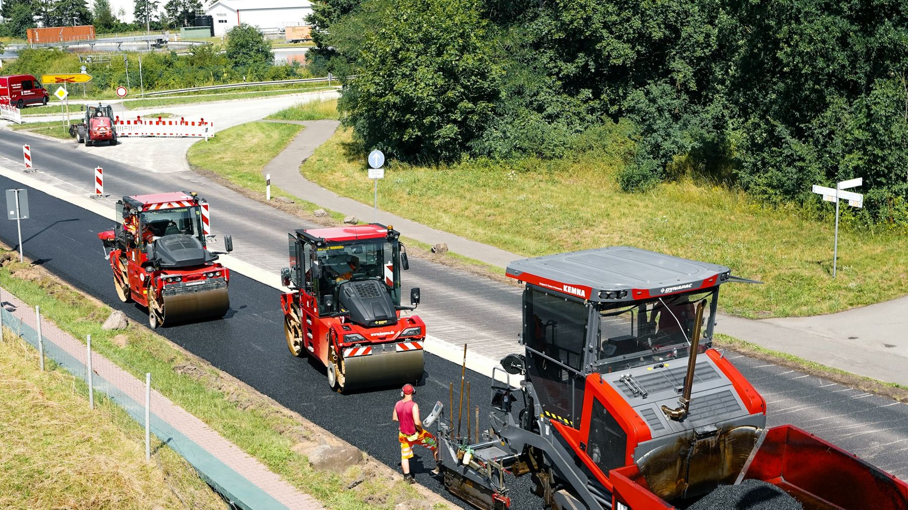 Asphalt paving with rollers